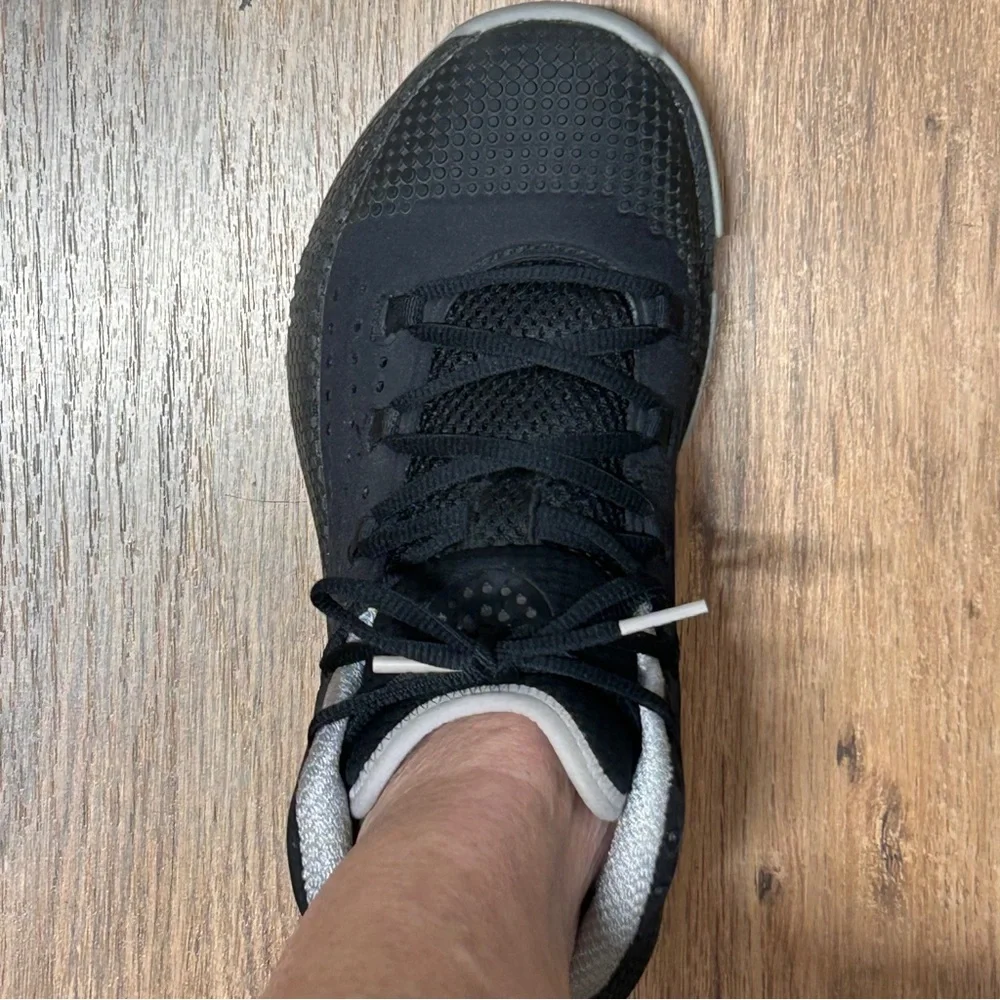 Under‎ Armour HOVR Havon 2 Black and Gray 5.5 Youth
